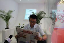 山东兖矿轻合金高建章经理正在接受本网记者采访
