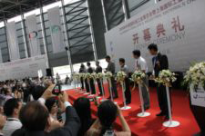 嘉宾为展会剪彩